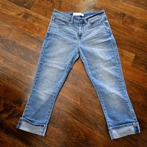 Signature Levi Strauss Mid Rise Capri Jean